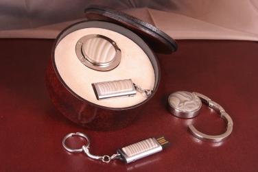 Zestaw upominkowy z Krzemieniem Pasiastym: pamięć USB + wieszak na torebkę